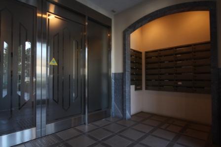 Entrance. Common areas