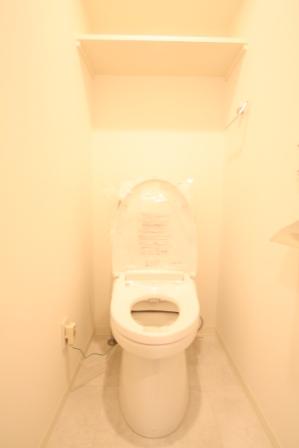 Toilet. Indoor (11 May 2013) Shooting