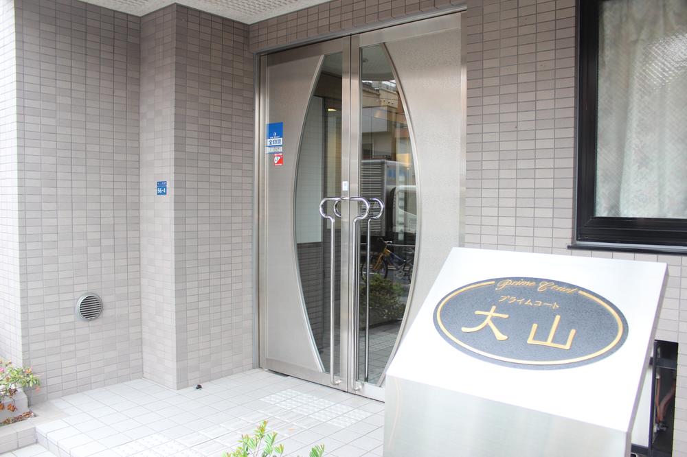 Entrance. Common areas