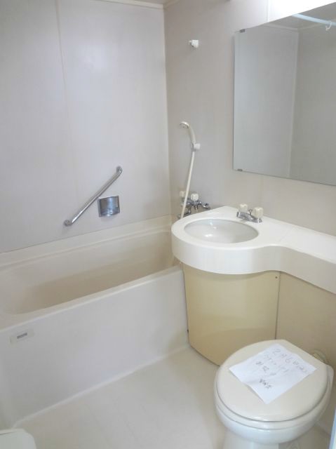 Bath. Spacious unit bus hotel type