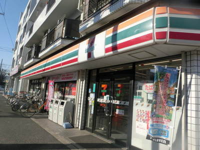Convenience store. 300m to Seven-Eleven (convenience store)