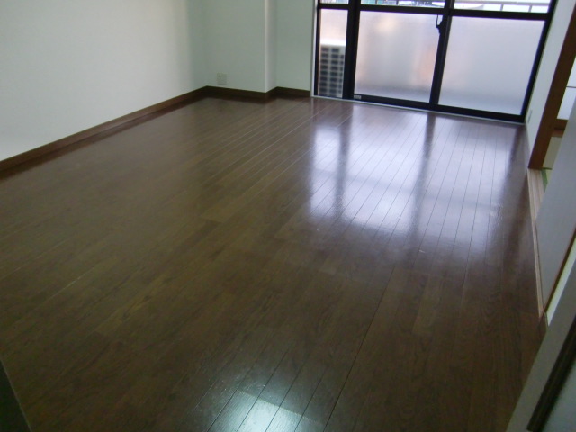 Living and room. It will be in a room photo of the inverted type 7F. 