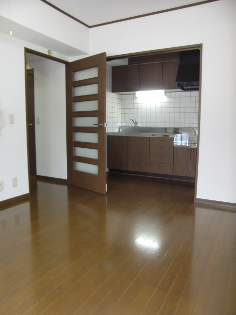 Living and room. Will be inverted type of room photo.