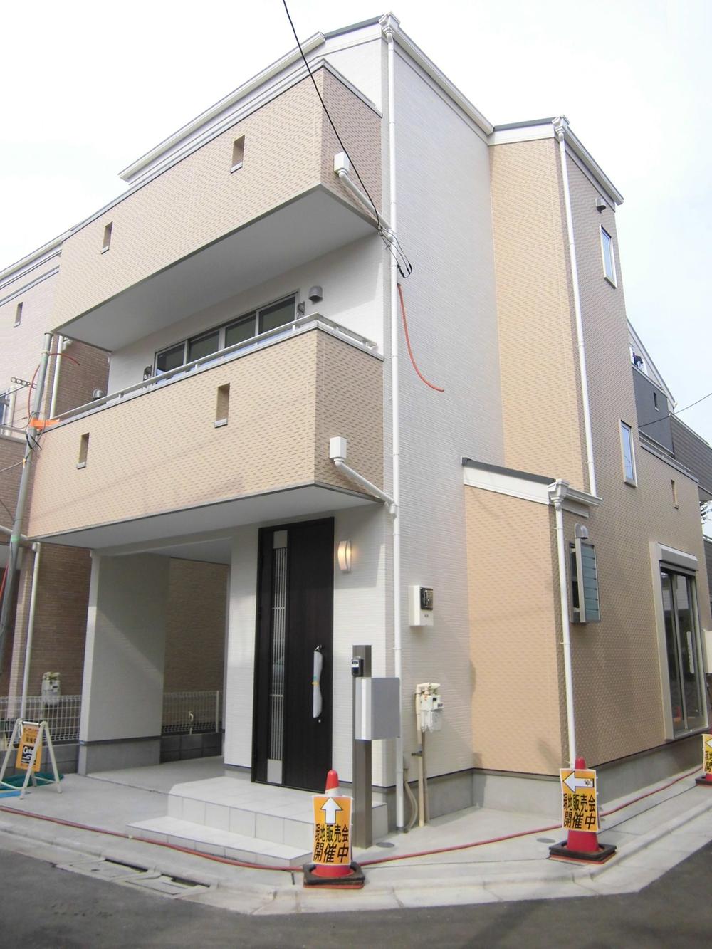 Local photos, including front road.  [B Building] Southeast corner lot! Yang per good! 