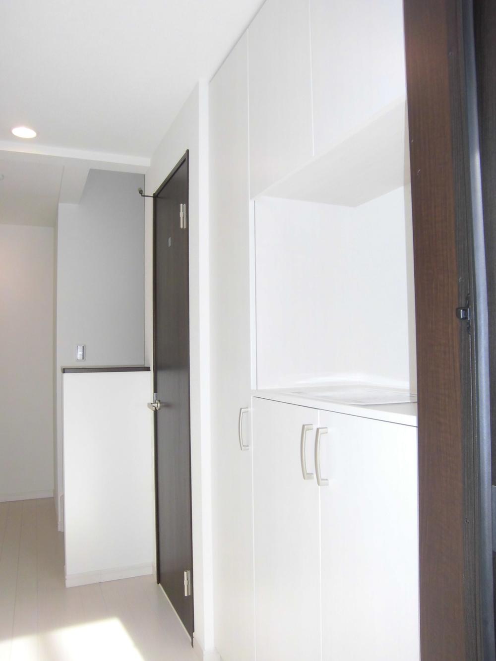 Entrance.  [B] Rich shoe box