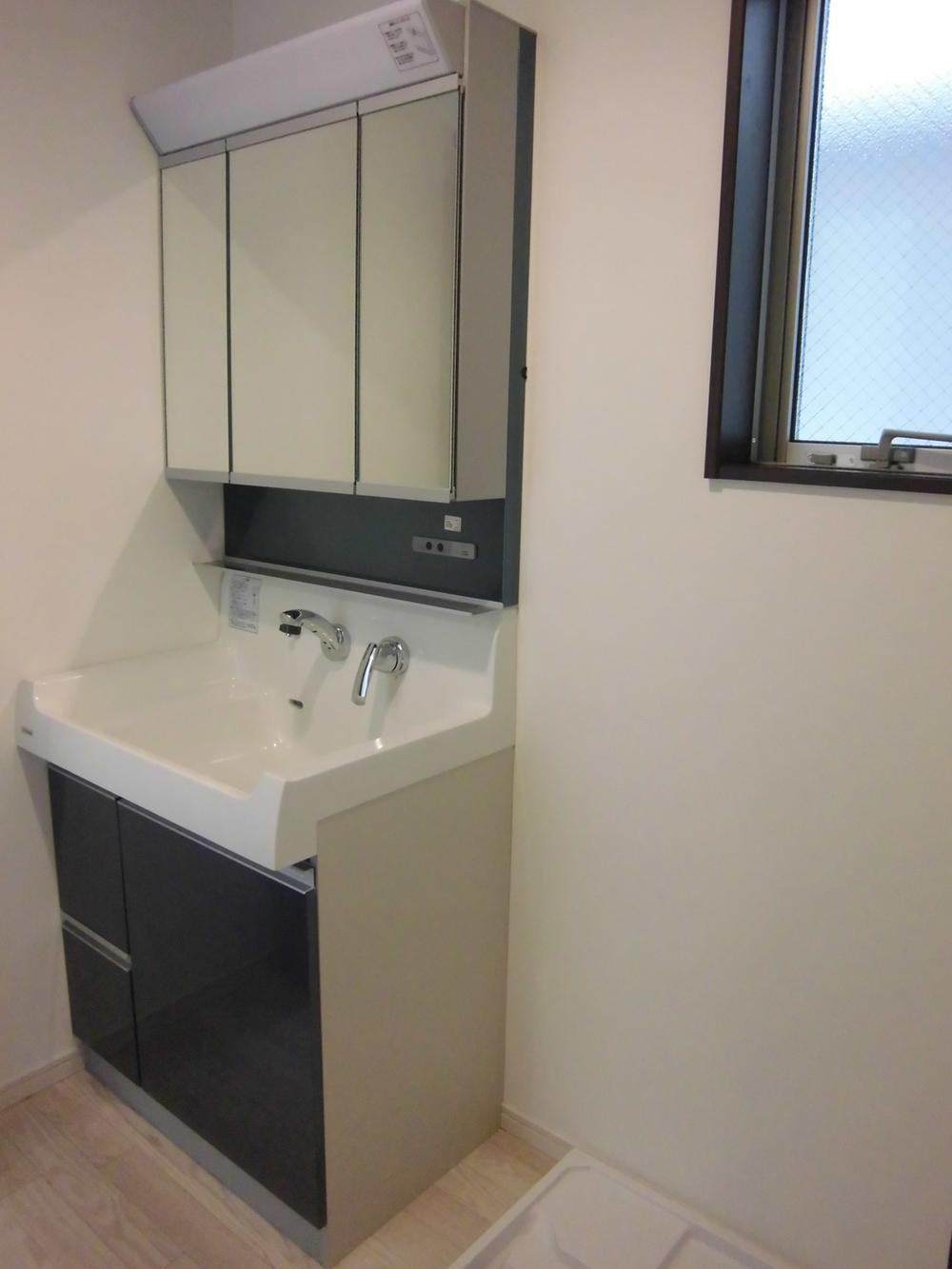 Wash basin, toilet.  [Photo B] Yes window