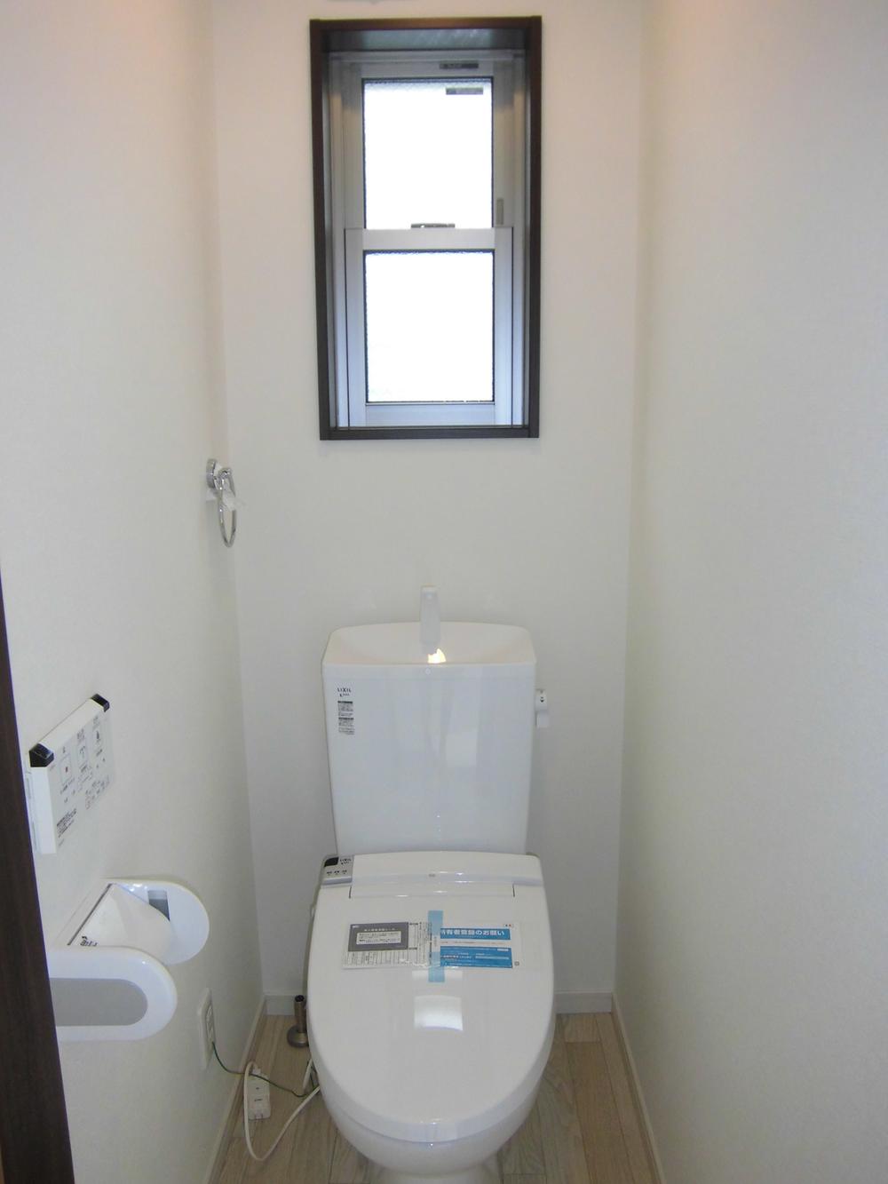 Toilet.  [Photo B] Bidet ・ There are two places