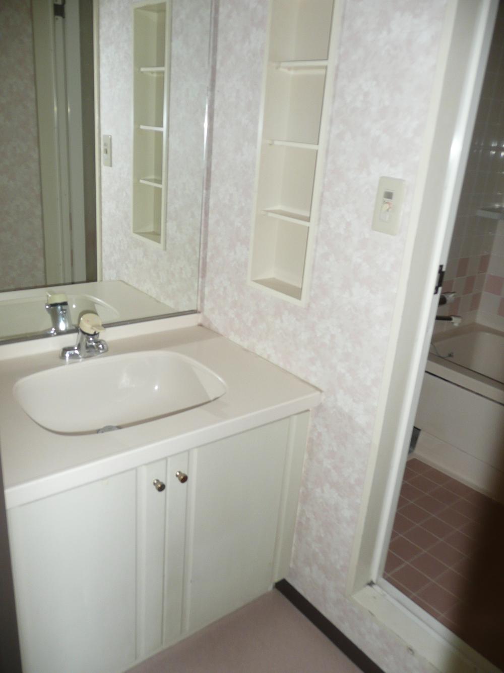 Wash basin, toilet. Wash basin