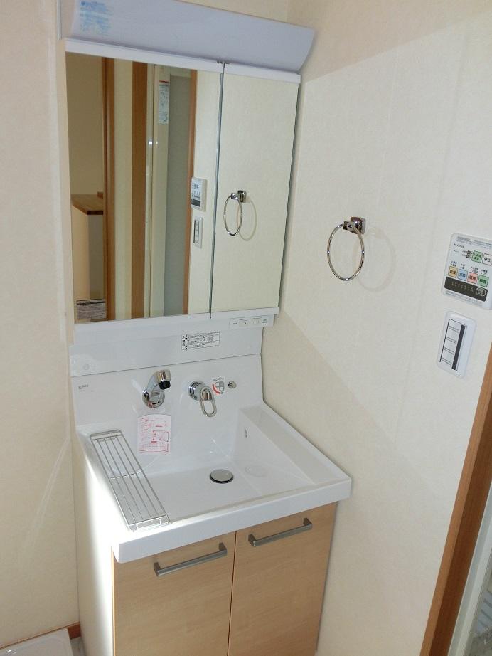 Wash basin, toilet. Local (12 May 2013) Shooting