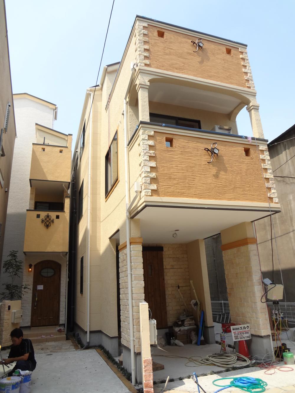 Same specifications photos (appearance). Appearance in the image of the south of France, Provence region. There is a very friendly atmosphere. There are close to completion Property, You can see the appearance.