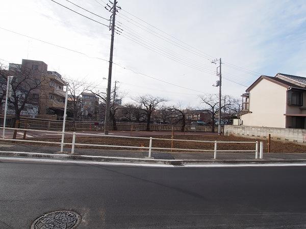 Local photos, including front road. Local (12 May 2013) Shooting