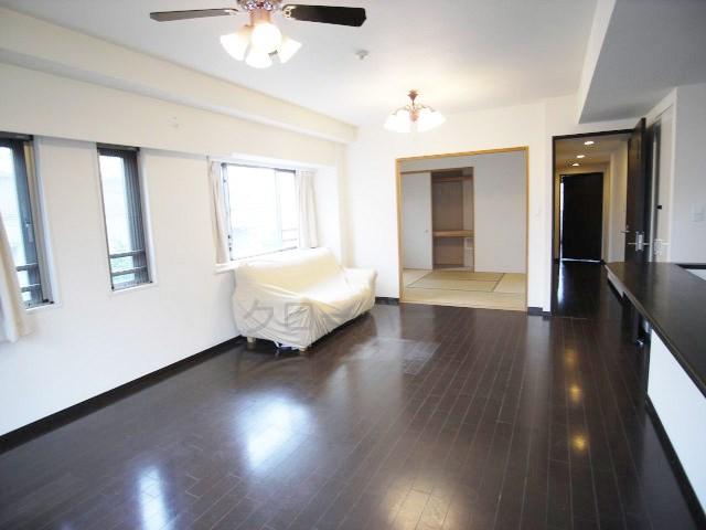 Local appearance photo. Large living