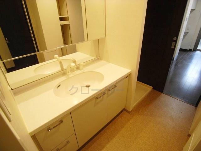 Wash basin, toilet. Wash basin