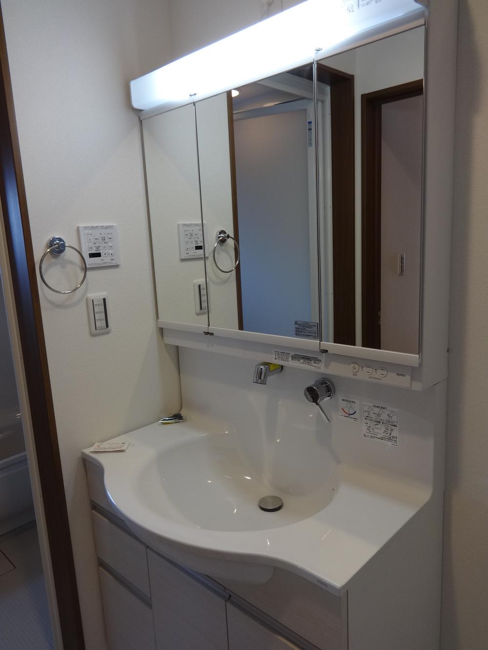 Wash basin, toilet. Local (12 May 2013) Shooting