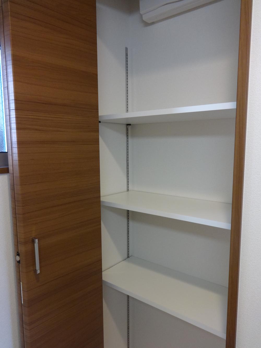 Wash basin, toilet. Indoor (12 May 2013) Shooting