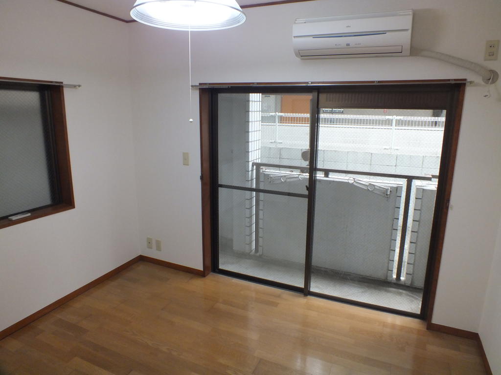 Living and room. 303 Patent does not have AC