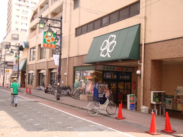 Shopping centre. 420m up to life (shopping center)