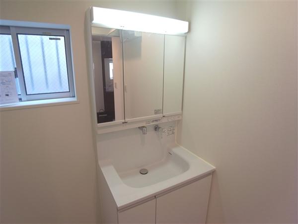 Wash basin, toilet. Powder Room 2013 / 08 shooting