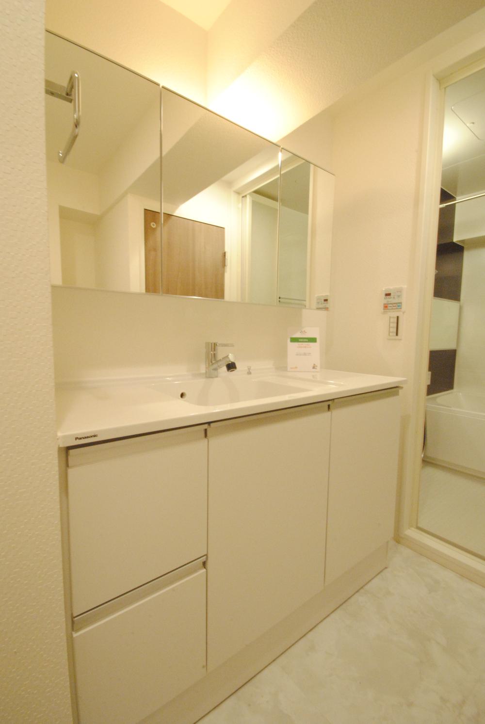 Wash basin, toilet. Local (12 May 2013) Shooting