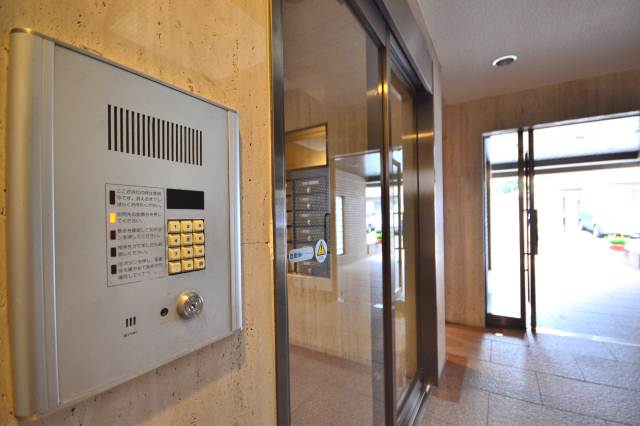 Entrance. Photo another room