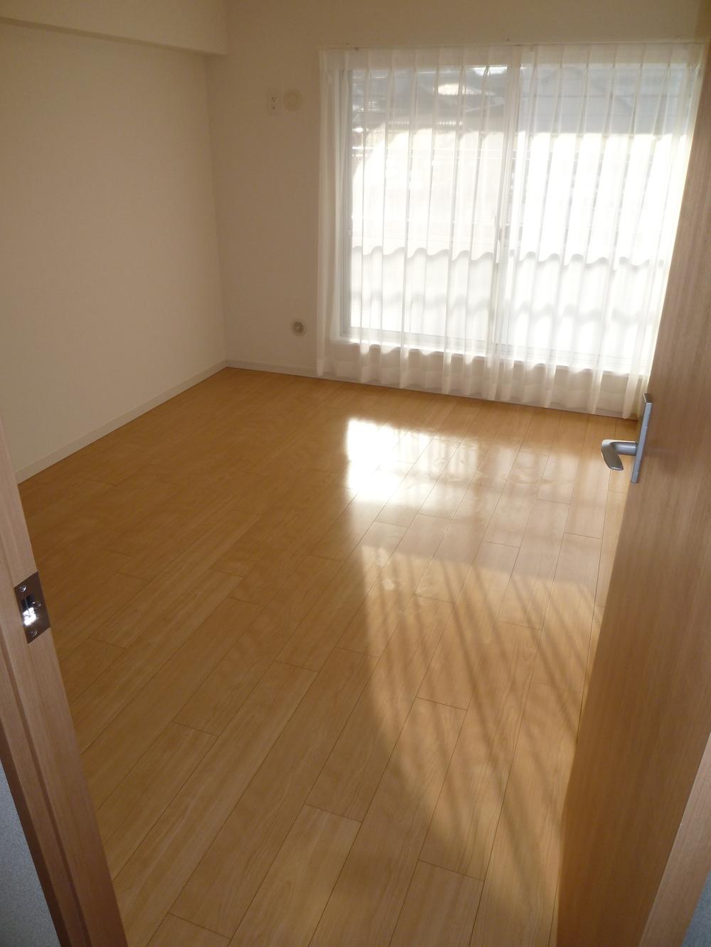 Non-living room. Western-style about 6.0 Pledge. The sun is bright rooms cramping.