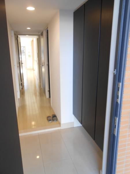 Entrance. ◎ with monitor intercom Yes