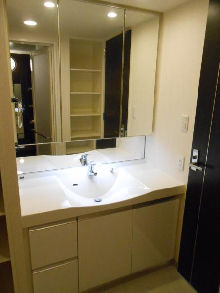 Wash basin, toilet. ◎ washbasin