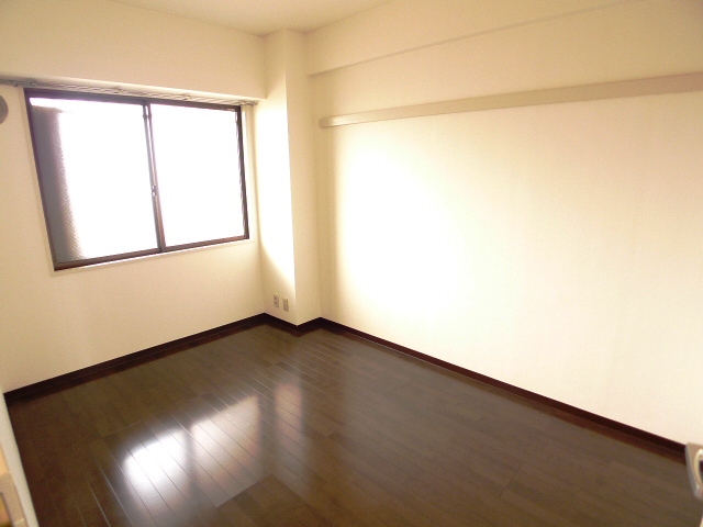 Living and room. 5.7 Pledge of Western-style is your easy-to-clean flooring