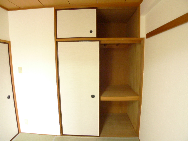 Receipt. Peace of mind towards luggage often also because with storage upper closet