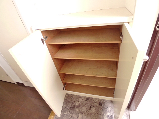 Entrance. Entrance around the clean, large capacity cupboard