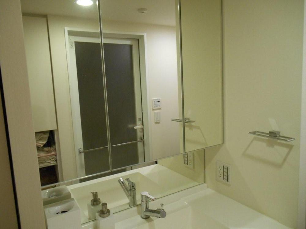 Wash basin, toilet. Indoor (12 May 2013) Shooting