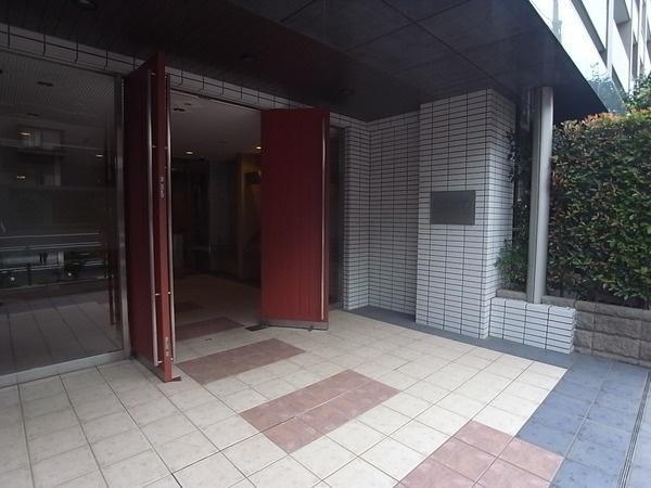 Entrance. Well-managed entrance