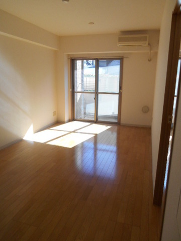 Living and room. Bright LD about 9.7 Pledge per southwestward