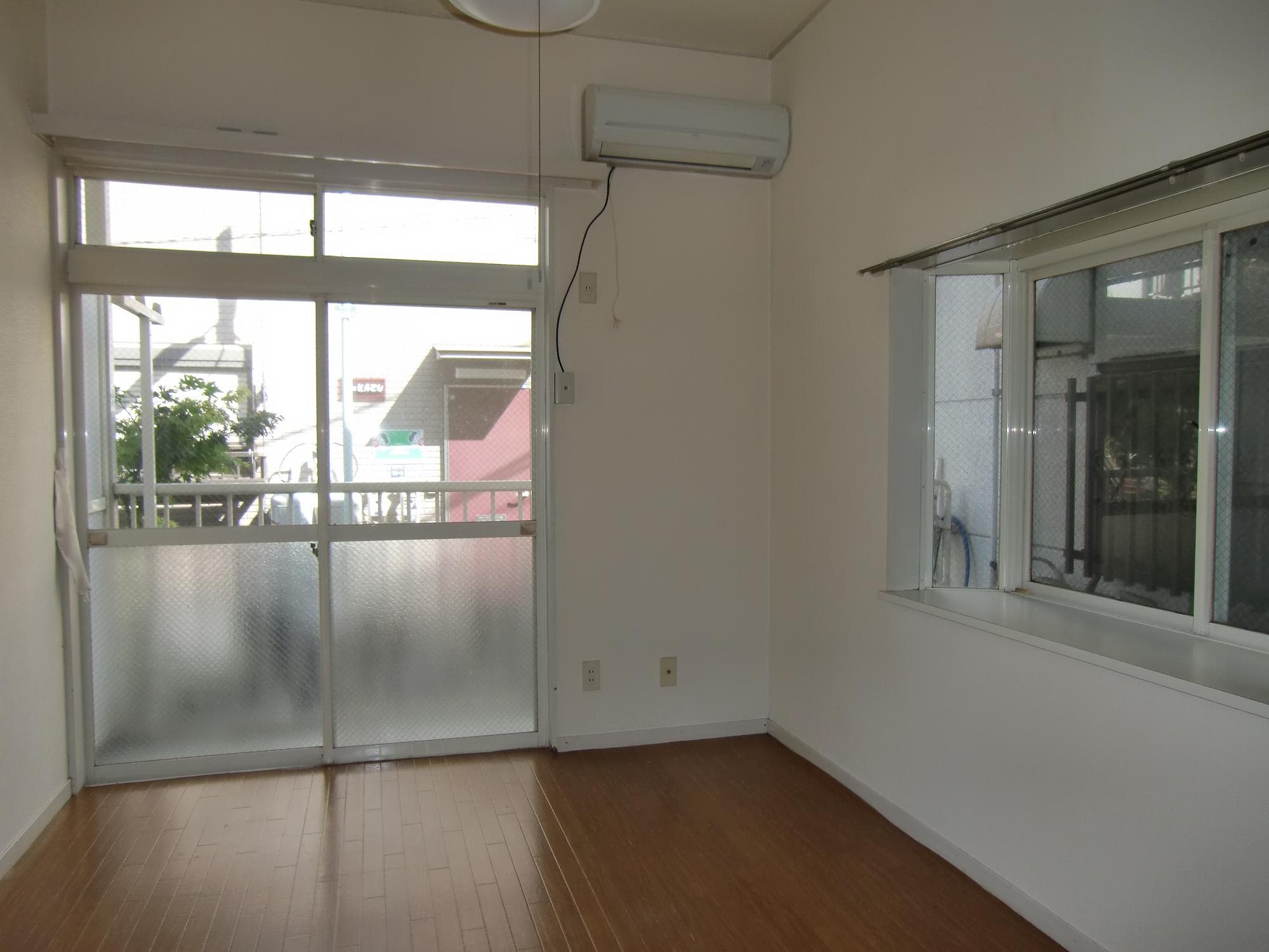 Living and room. Western-style 6 Pledge