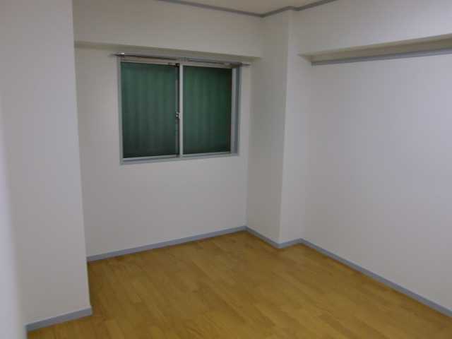 Living and room. It will be in a room photo of the same type by the room.