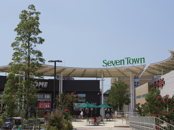 Surrounding environment. Small and large variety of commercial facilities has been enhanced in the surrounding planning areas. (Seven Town Azusawa: about 1220m / 16-minute walk)