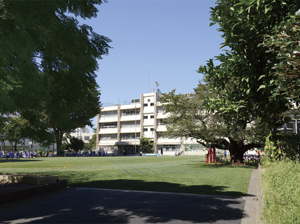 Surrounding environment. Elementary school 3-minute walk, Junior high school 9 minute walk, General Hospital walk 7 minutes, etc., education ・ Medical care ・ Financial institutions has been enhanced. (Itabashi Shimura second elementary school: about 230m / A 3-minute walk)