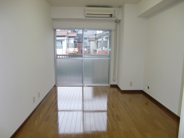 Living and room. Facility ・ There is a case where the floor material or the like somewhat different. 