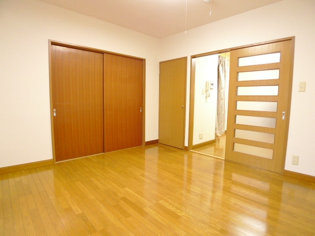 Living and room. Spacious in all room 6 Pledge