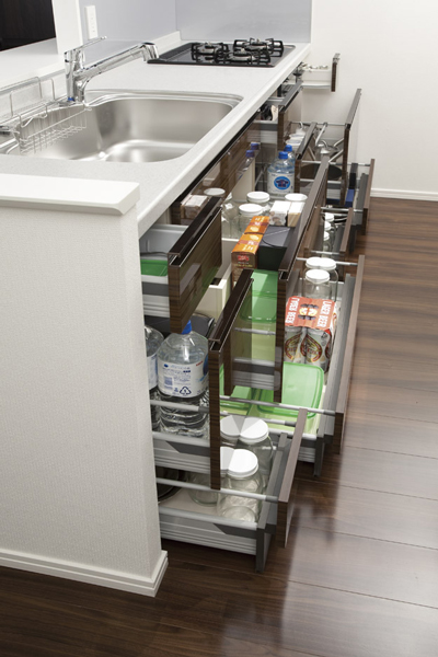 Kitchen.  [Blum, Inc. full extension rail] Pulled out smoothly all the way back in the drawer, Austria ・ Has adopted a Blum made a full-extension rail. further, Because it has a built-in Blu-motion function, Mechanism work in front of swiftly closed, Soften the impact, Slowly and gently pull.  ※ Except the spices case