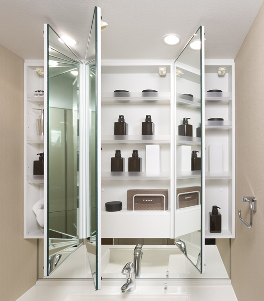 Bathing-wash room.  [Three-sided mirror with vanity (with hand lighting)] It has adopted a three-sided mirror with vanity, which also includes a three-sided mirror under mirror tailored to the child's point of view. Ensure the storage rack on the back side of the three-sided mirror. You can organize clutter, such as skin care and hair care products. Also storage rack is clean and maintain because it is clean and remove.