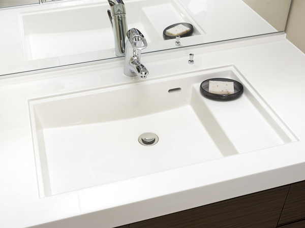 Bathing-wash room.  [Artificial marble basin bowl] Counter and bowl in the integrally molded with no easy seam of care, Beautiful luster artificial marble. A bowl of linear square form, It will produce the urban basin space. It was provided with a space to put a like wet cups and soap in the sink bowl. Keep the counter clean, Saving you the hassle of cleaning.