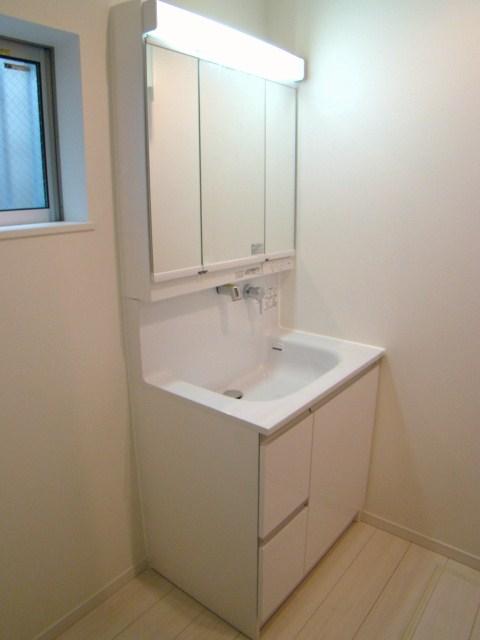 Wash basin, toilet. Indoor (June 2013) Shooting