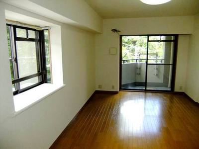 Living and room. Two-sided lighting Western-style (flooring)