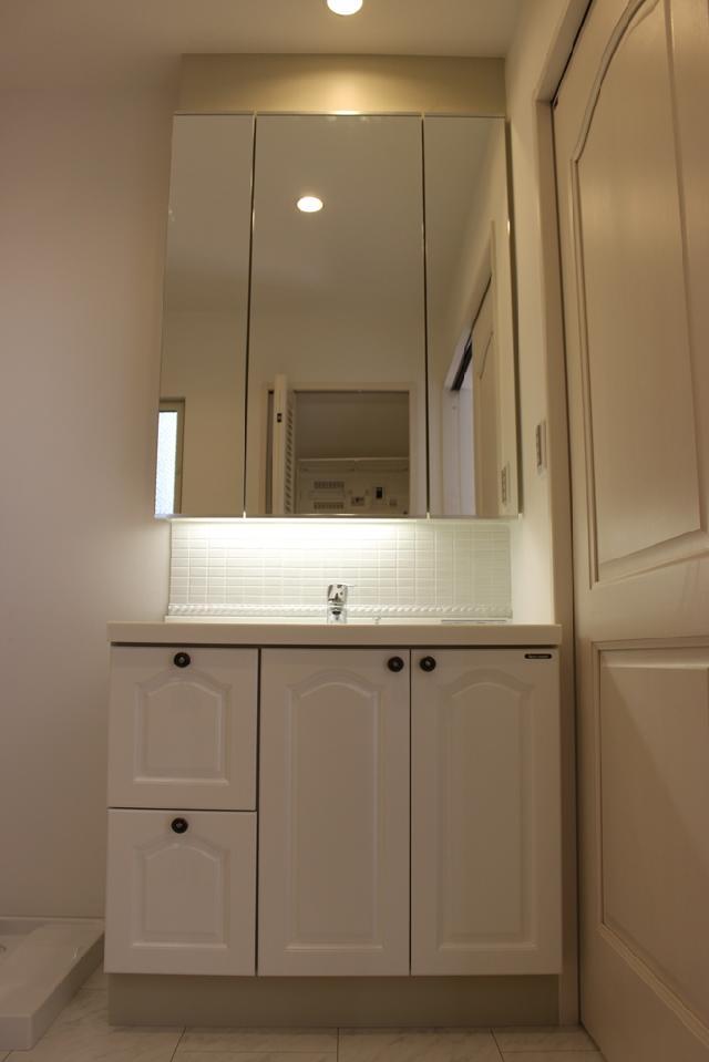 Wash basin, toilet. Example of construction