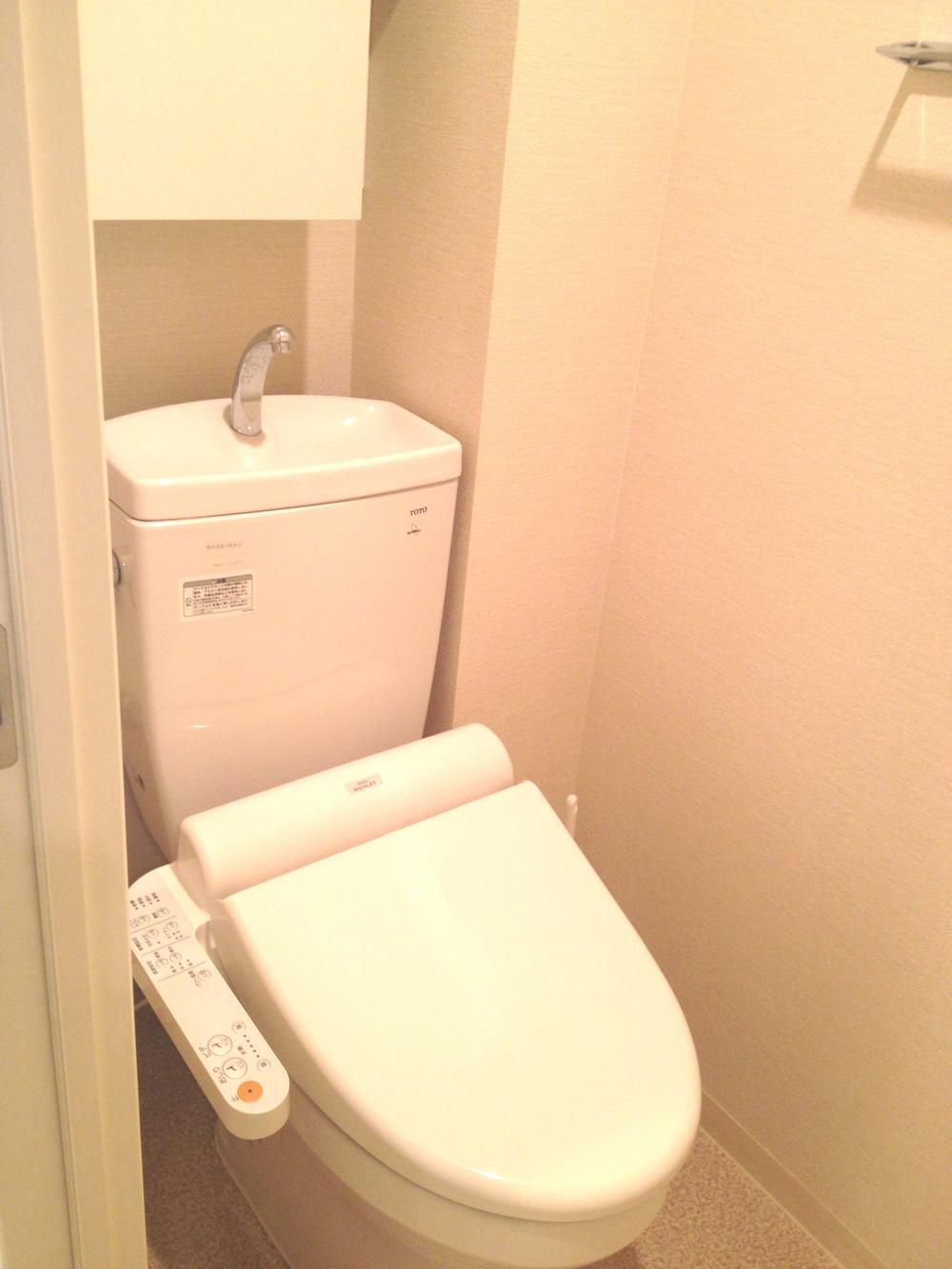 Toilet. Indoor (12 May 2013) Shooting