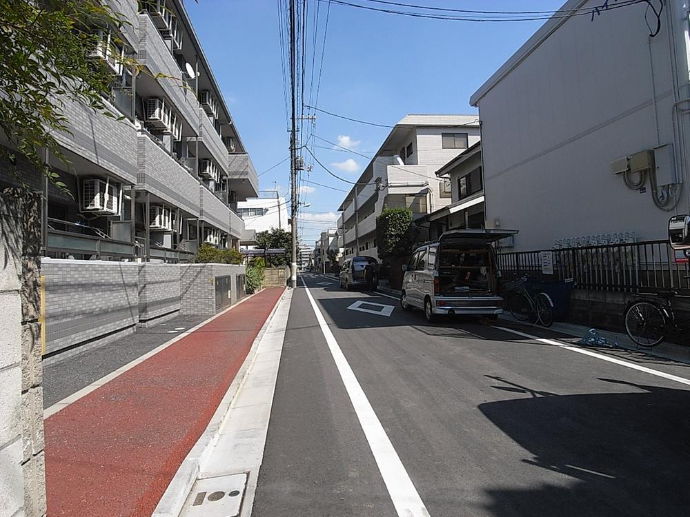 Streets around. 1m front road to the front road