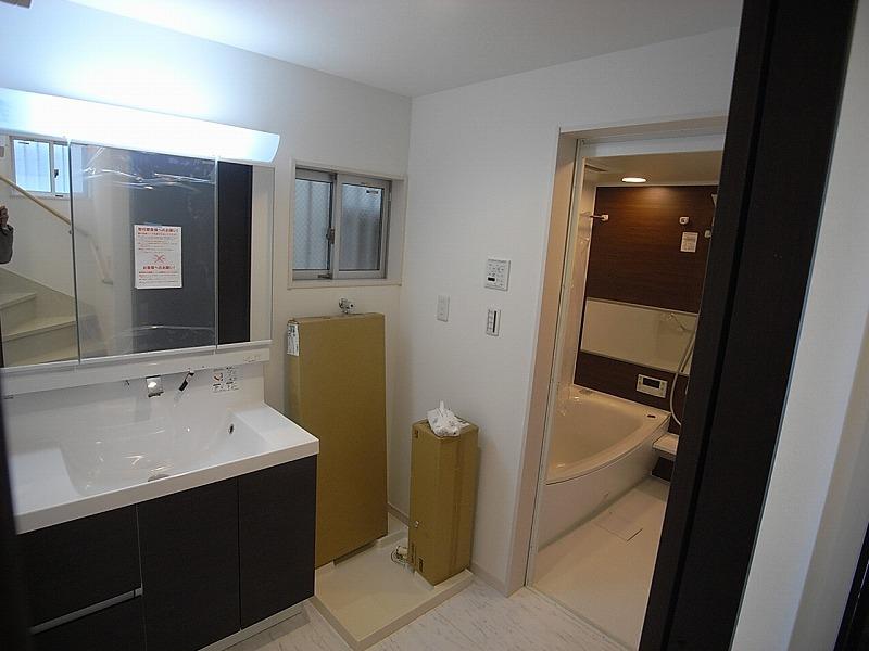 Wash basin, toilet. Local (12 May 2013) Shooting