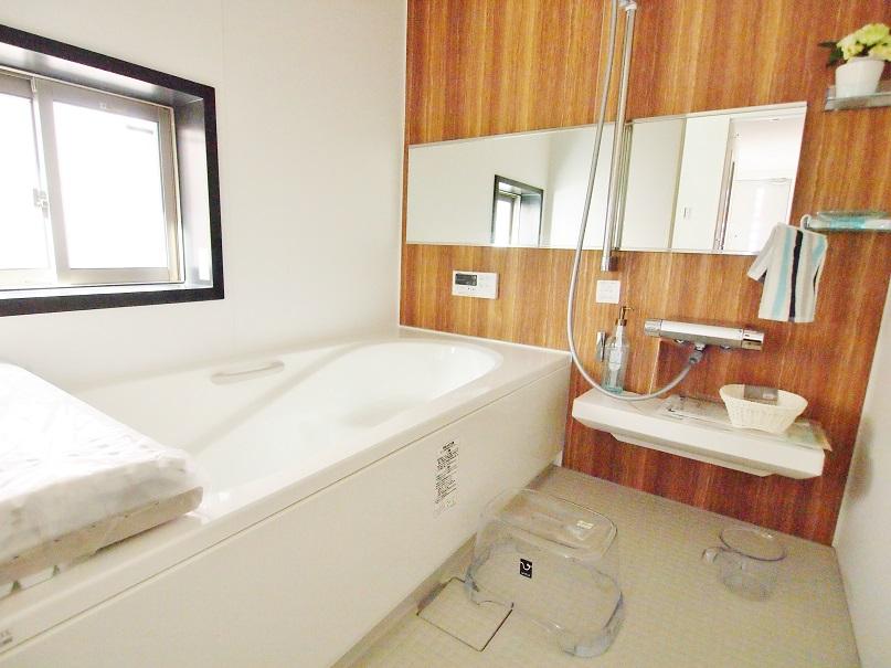 Bathroom. - Calm woodgrain of the bathroom -