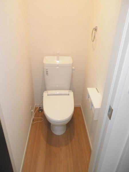 Toilet. Senkawa Station